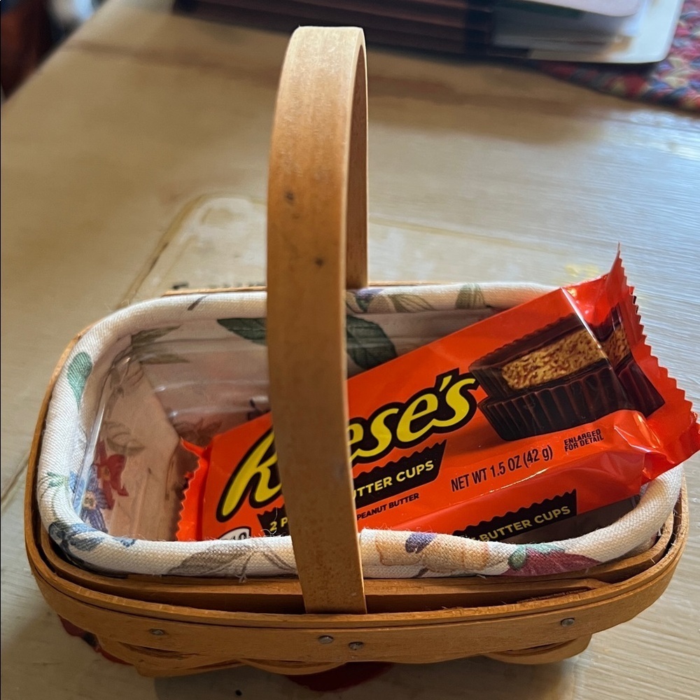 Longaberger ‘99 Hostess Basket w/Liner, plastic protector and stationary handle